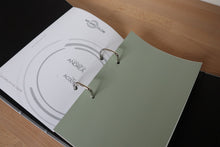 Carica l'immagine nel visualizzatore di Gallery, I COLORI di Andrea CASTRIGNANO (@2020 Covema) - ColorBook - 83 Foglietti a colore reali in un raccoglitore ad anelli